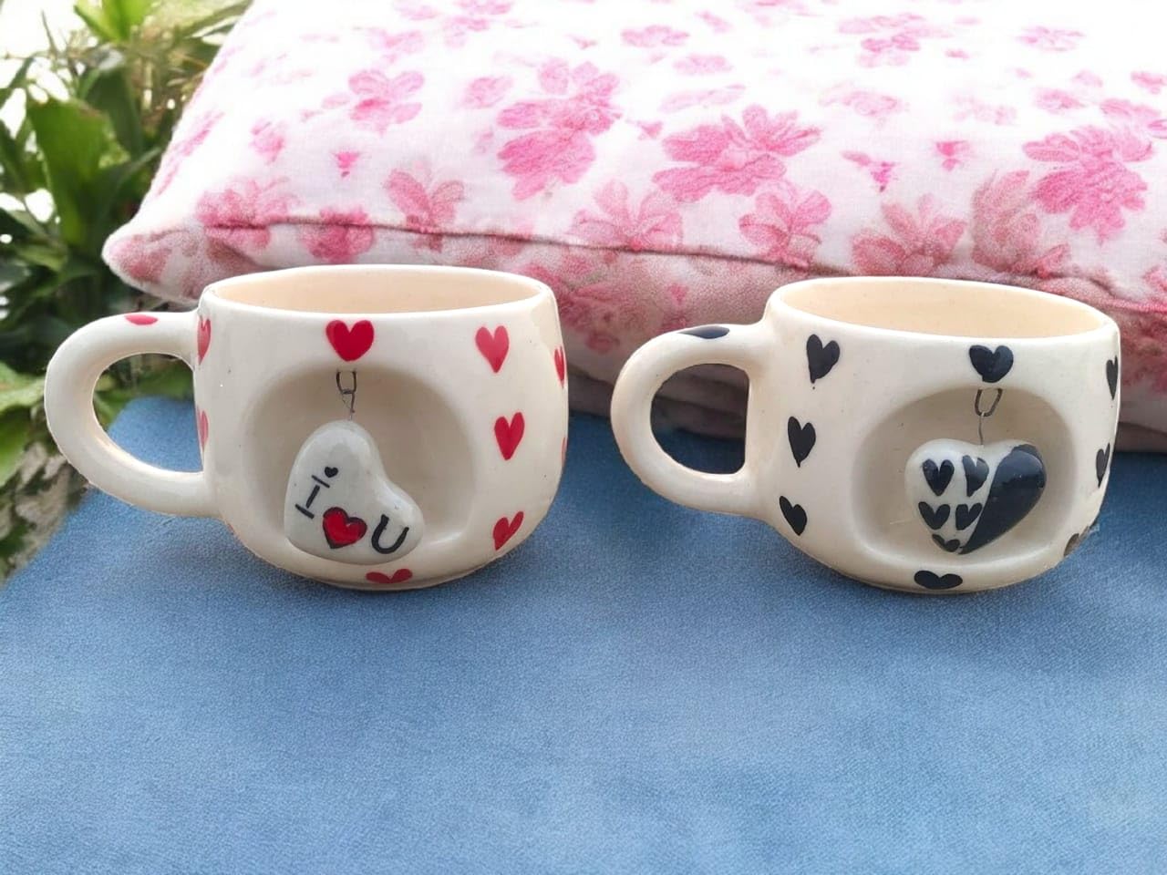 OCEAN STORE Ceramic Coffee Mug 350ml with 3D Hanging Heart Pendant, Hand-Painted Heart Patterns, Speckled Finish, Dangling Charm (1, White & Red)